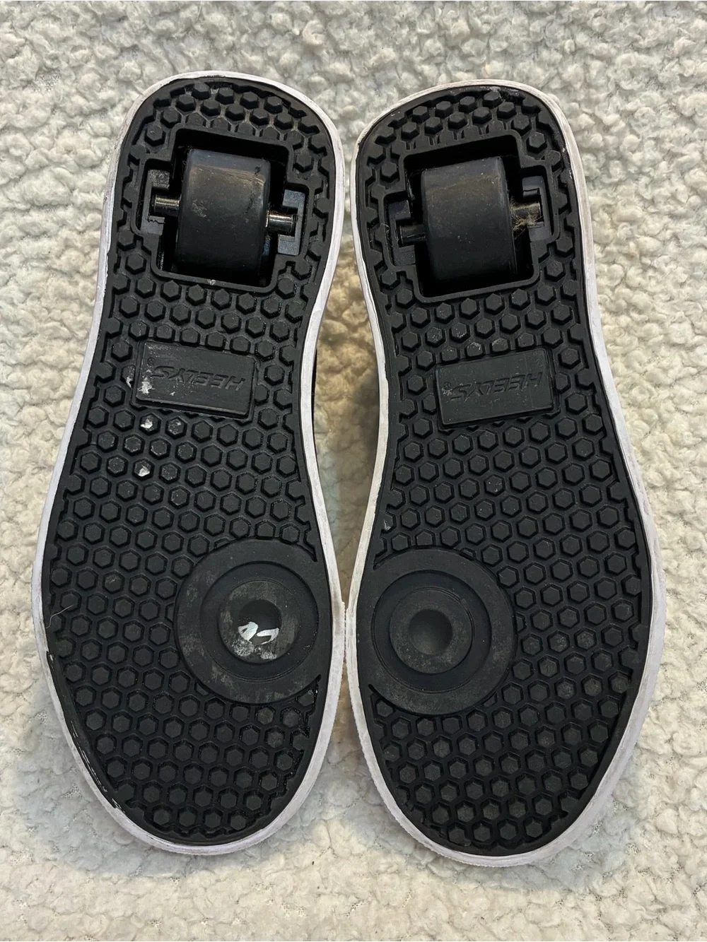 “HEELYS” SKATE SHOES, YOUTH SIZE 2 BLACK AND White Pre OWNED IN NICE CONDITION.